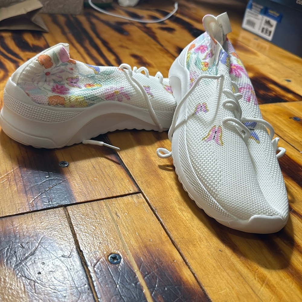 Women’s Butterfly Athletic Shoes.  White breathable knit casual lace up shoes.